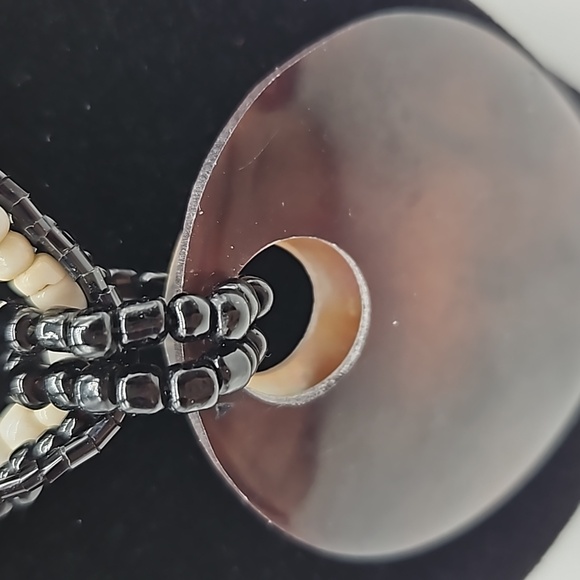 Costume jewelry beaded necklace with pendant - Picture 3 of 6